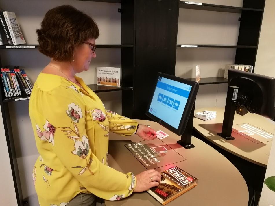 Hva kan du gjøre på biblioteket når ikke personalet er tilstede? På meråpent bibliotek kan du blant annet: 1. innlevere og låne bøker, lydbøker, film og tidsskrifter på automatene 2.