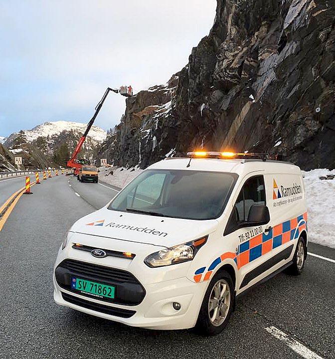 Arbeid på eller ved veg? Risikovurdering, skiltplan, langsgående sikring, buffer, sikkerhetssoner m.m. Vi hjelper deg gjerne!