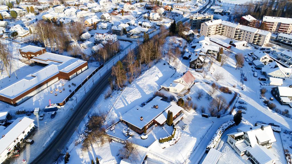FOTO: SKYPHOTO.NO UTBYGGINGSOMRÅDE SENTRALT I HAMAR Eiendommen har en sentral beliggenhet rett nord for Hamar sentrum.