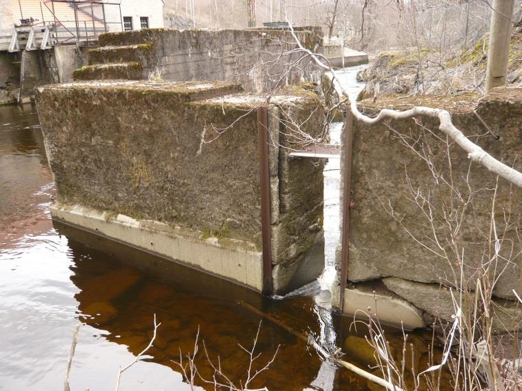 2.2 Videoovervåking og drift I muren (det øverste trinnet av den korte fisketrappa)(figur 4) i dammen ved den gamle kalkmølla ved Franzefoss i Sandvikselva, er det montert en fisketeller (produsert