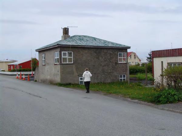 Byggingarár 1922 Kirkjuvegur 28 Fyrsti eigandi Sigurður Ingjaldsson Pétursson Óþekkt Timbur Múrsléttað Valmaþak Hlaðin /