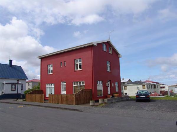 Á neðri hæð var læknastofa og apótek. Reisulegt steinsteypt hús. Verslun, íbúðarhús. Gefur vísbendingu um nýjar stefnur í byggingarlist og efnisnotkun á þeim tíma.