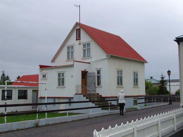 Byggingarár 1930 Vallargata 25 Fyrsti eigandi Sæmundur Sveinsson, beykir, Júlíana Jónsdóttir óþekktur Timbur Portbyggt ris Einlyft Port Kjallari Ris Bílskúr 1980 Bílskúr Sveinn Sæmundsson Reisulegt