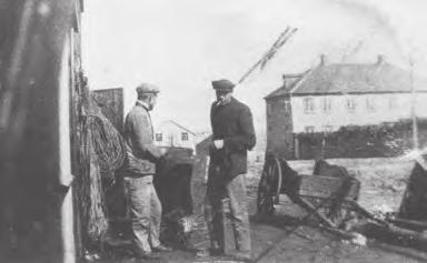 Árið 1907 lét Duusverslun grafa brunn við Brunnstíg og dregur gatan nafn sitt af honum. Um 1930 voru byggðar steinbryggjur á Vatnsnesi og í Grófinni.