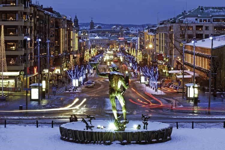 Julemarked på Liseberg: Millioner av julelys skaper en magisk stemning når mørket senker seg.