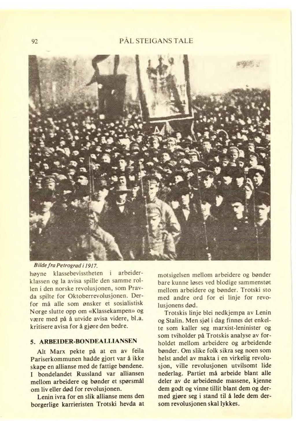 92 PÅL STEIGANS TALE B ilde fra Petrograd i 1917. høyne klassebevisstheten i arbeiderklassen og la avisa spille den samme rollen i den norske revolusjonen, som Pravda spilte for Oktoberrevolusjonen.