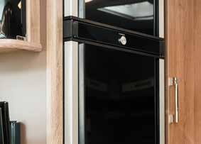 Aluminiumlistene langs med dørenes sider fungerer som lange, gripevennlige håndtak. Både kjøleskap og fryseboks kan åpnes fra to hold og hele høyden på døren kan anvendes.