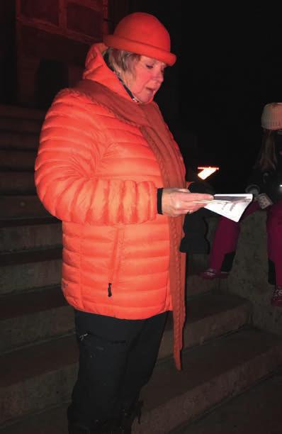 LANDET RUNDT Farget Slottsfjellet oransje For tredje året på rad markerte Tønsberg Soroptimistklubb FN s internasjonale dag for avskaffelse av vold mot kvinner ved å lyssette byens kjente landemerke,