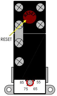 3.9 ELEKTRISK TILKOBLING 3.13 TERMOUTLØSER Øvre koblingsrom: Termostaten finnes i berederens koblingsrom, denne er utstyrt med en rød knapp merket «RESET».