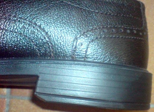 Test av skoens hæl Yttersålen på skoen kan være av forskjellige material slik som: PU, TPU, nitril, gummi, lær, tre. Yttersålen er den flaten som er kontaktflaten mellom kropp, sko, og underlag.
