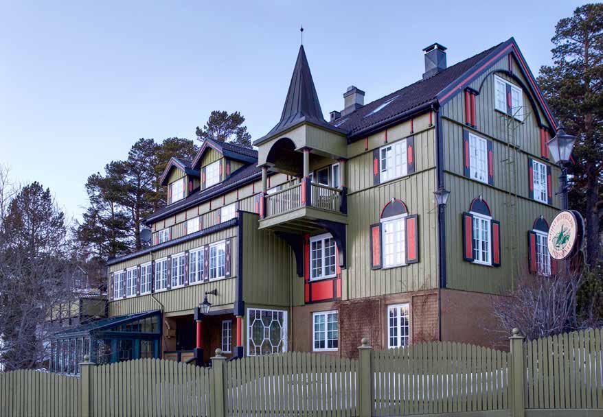 Personlig pensjonat FORSEGGJORT: Fasaden på Geilo Høyfjellspensionat er forseggjort med grønnmalt ytterpanel, vinduslemmer i rødt og sort,