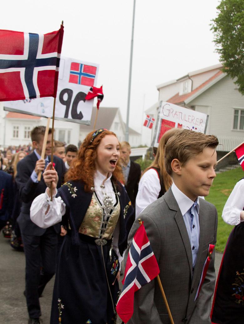 Det går et festtog gjennom landet! Det går et festtog gjennom landet! I by og dal, ved fjell og fjord. Vi svinger flagget stolt for Norge, Med hurra-rop i fra syd og til nord. Ref.: Hurra!