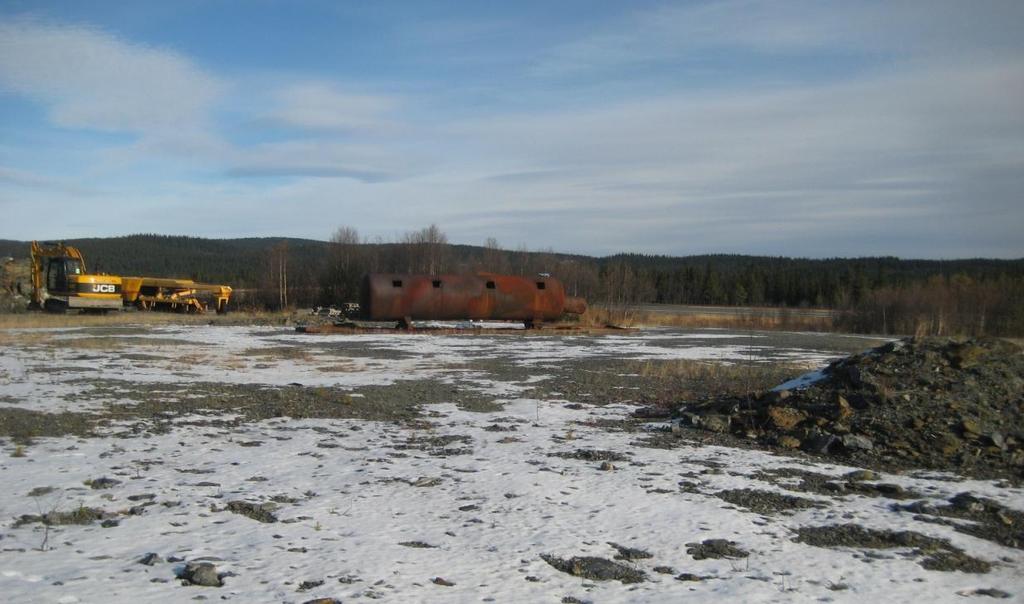 2.2 Drivstoffanlegg kjøretøy Det er vurdert som høy risiko for at søl og små drypp fra dieselpumpa over tid vil trekke gjennom asfalt og spres til grunnen under pumpa og inn under bygg.