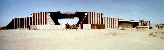 Rundt 1970 startet norske entreprenører å bygge 300 kilometer vei inn til ørkensjøen.