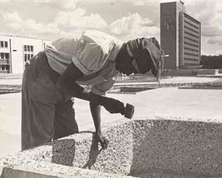 I 1973 åpnet KICC i forbindelse med at Nairobi var vertsby for Verdensbankens første konferanse på det afrikanske kontinentet. Betongelementene blir håndmeislet.