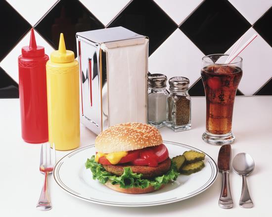 DEL 1 Uten hjelpemidler Oppgave 1 (4 poeng) Fem venner går på en restaurant og bestiller: 3 hamburgere à 189 kr 2 hamburgere à 149 kr 5 glass brus à 39 kr a) Gjør et overslag.