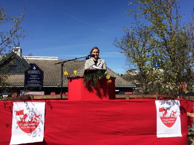 1.mai Stortingskandidat Cecilie Knibe Hanssen var hovedtaler på det store tradisjonsrike 1.mai-arrangementet på Eydehavn. I strålende solskinn talte hun engasjert til de flere hundre frammøtte.