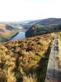 Fra Powerscourt kjører vi til den sjarmerende landsbyen Laragh til lunsj. Etter lunsj besøker vi Glendalough, som er et gammelt kloster fra 4. århundre.