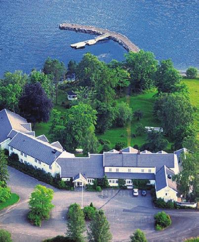 Jægtvolden Fjordhotell Et førsteklasses kjøkken, romslige overnattingsrom og trivelige selskapslokaler garanterer for et avslappende opphold. Her finnes 61 rom, 3 suiter og 4 familierom.