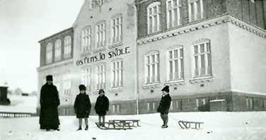 Tilbakeblikket - Tekst og foto: Leif-Dan Birkemoe Østensjø skole 100 år i mars 2018 I 1914 besluttet formannskapet i Aker kommune å bygge en ny skole ved nordenden av Østensjøvannet.