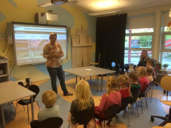 PROSESSEN: Vi startet med å fortelle historien om Olav den hellige og opprinnelsen for Nidarosdomen. Vi viste bilder av skulpturer, rosevindu og orgel og svarte på barnas spørsmål.