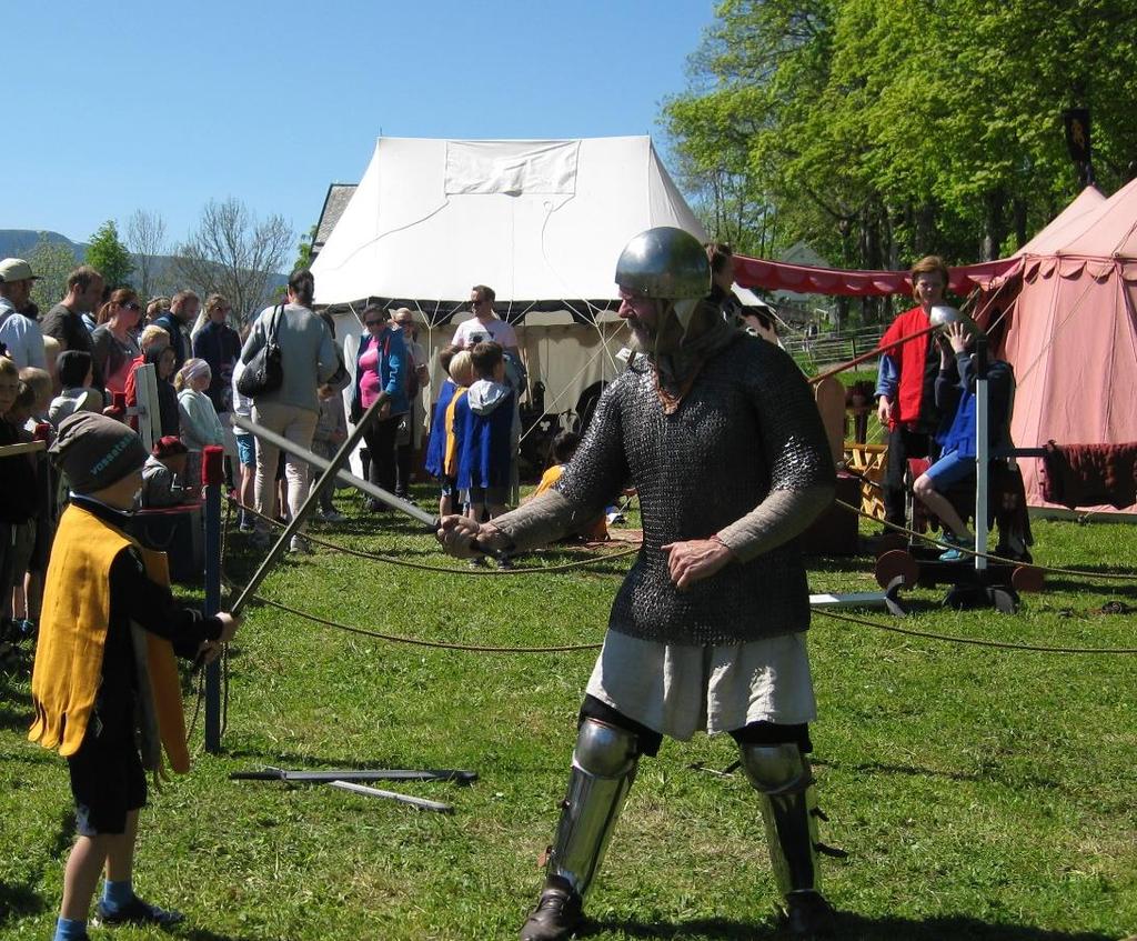 VELKOMMEN Da er vi igjen klar til å ønske hjertelig velkommen til Sunnmøre Middelalderfestival! En to-dagers unik folkefest, lokalisert i Borgundkaupangen på Sunnmøre Museum.