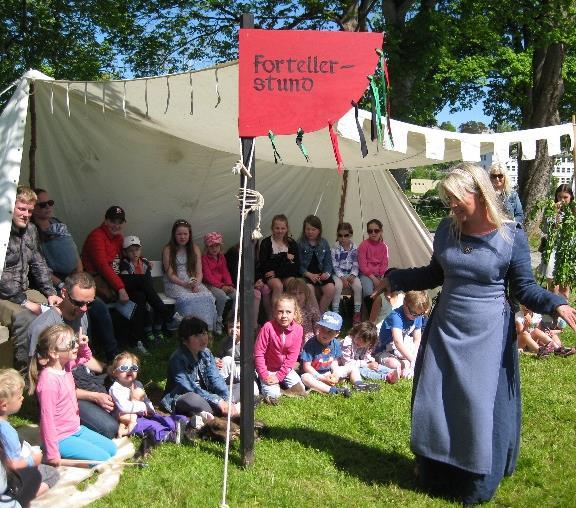 RIDDERSKOLE En ridder skulle beskytte kongen og svakerestilte personer, og opptre elegant overfor kvinner. Derfor måtte de kunne å kjempe og vite hvordan oppføre seg.