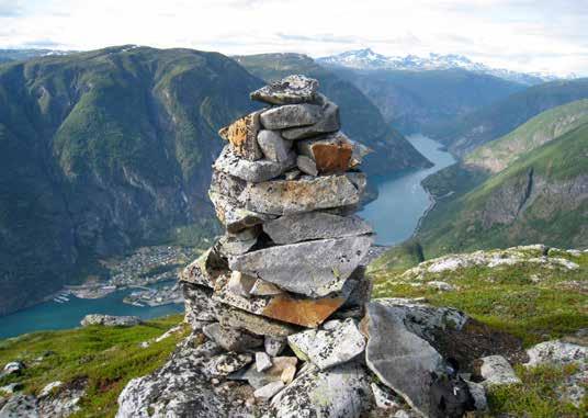 Drive Fv 53 road to Årdalstangen, and stop at Haugane. The path will take you through a forest and beautiful landscape scenery.