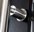 Dørpumpen erstatter lukkemekanismen i vrideren og sikrer at døren holder seg lukket også når den ikke er