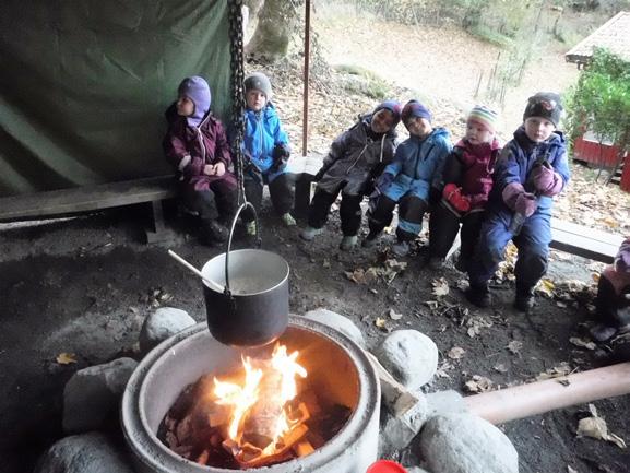 VINTERDALEN BARNEHAGE HAR FOKUS PÅ UTELIV Vinterdalen barnehage ligg fantastisk flott til «midt i naturen». Leikeplassen vår er naturleg kupert og byr på varierte utfordringar for barna.