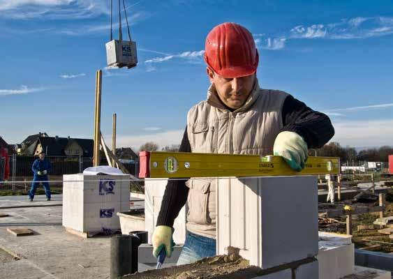 Kortportrett: Serie 96 Ekstra stiv firkantprofil av aluminium med forsterkningsribber. Målenøyaktighet i normal posisjon 0,5 mm/m og i posisjon nedenfraopp 0,75 mm/m.