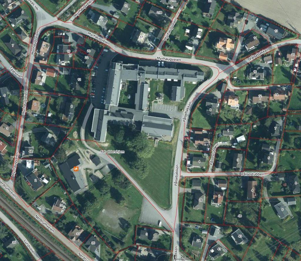 Planområdet ligger i et boligområde og Pålsetunet bo- og servicesenter/ Fet aldershjem ligger langs Myrhaugveien i nord.