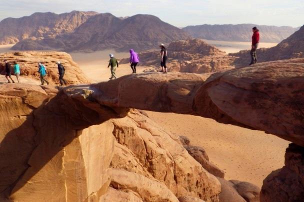 En uforglemmelig opplevelse. Overnatting i Petra. 27. mars WADI RUM (F, L) Dagens utflukt går til Wadi Rum som byr på et av verdens mest fascinerende landskap.