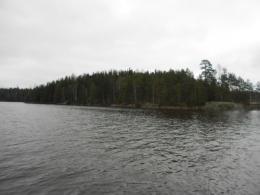 Ut for å hente opplysninger Ut på tur. På besøk. Samtaler. Dette er Kirkøya. Vi fikk ikke kirka med på bildet, men den ligger like bak øya.