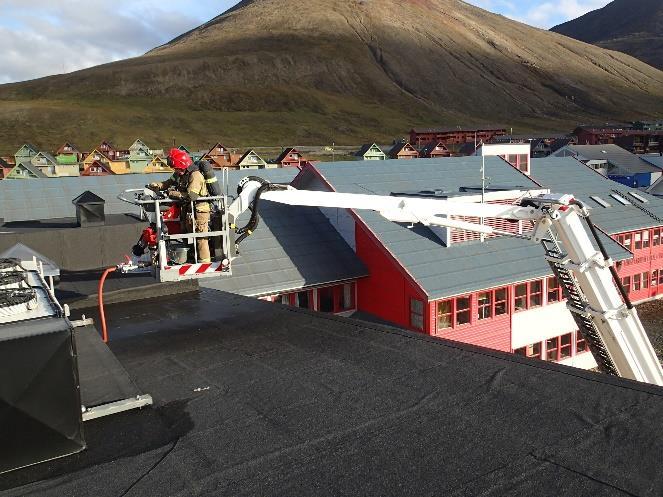 Side 9 av 17 Øvelse med brannlift mot Næringsbygget og Kulturhuset, sommer 2017. Varm røykdykkerøvelse. Longyearbyen brannvesen har 5 vaktlag. Vaktbytte er hver torsdag, påfulgt av 4 timers øvelse.