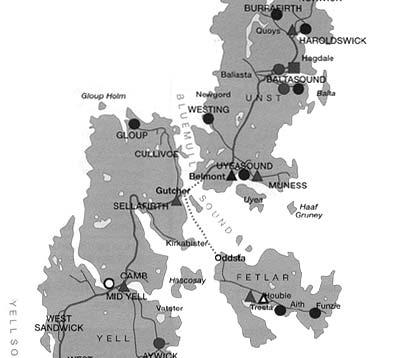 hadde med seg den allerede nokså berømte havnebetjent fra Færøyerne, som skal reise til Danmark til sine kone, i en liten motorbåt. Båten heter Gudrun, og er like liten som en litt stor motorbåt.