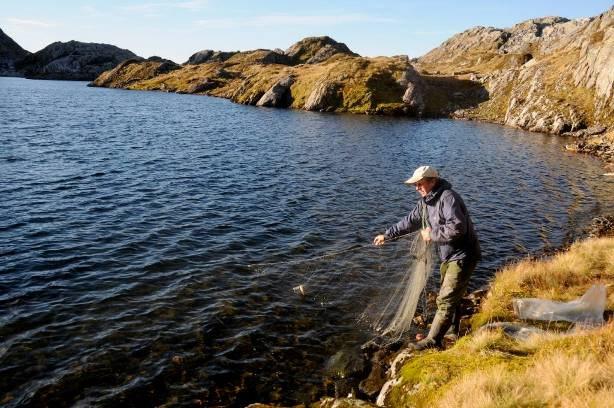 METODER Innsjøen ble garnfisket 3. september - 1. oktober 21 med seks enkle fleromfars bunngarn (figur 3.1). All aure ble veid og målt og analysert med hensyn på alder, kjønn og kjønnsmodning.