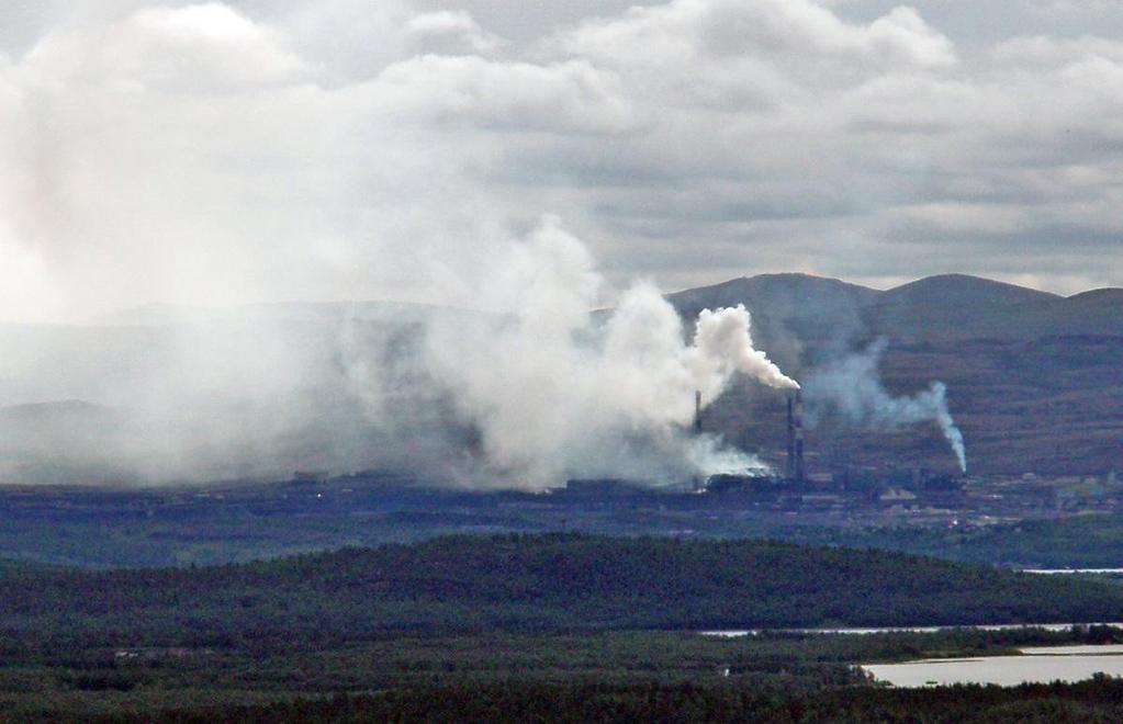 Figur 3: Smelteverket i Nikel og utslipp sett fra Brannfjellet i Pasvikdalen. Bildet er tatt 23. juli 2007, dvs. etter den såkalte sommerepisoden i 2007.