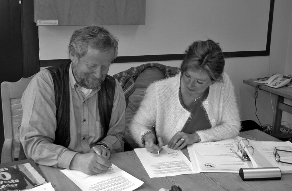 Stiftelsen Nordøsterdalsmuseet Virksomhetens beretning 2005 Avtalen mellom Rendalen Bygdemuseum og Nordøsterdalsmuseet signeres, Eli Skoland og Per Hvamstad 2005 er andre året i den nye