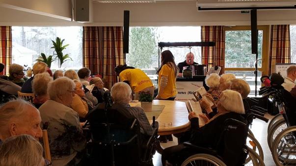 April kom med god stemning på Vilberg helsetun når Livsglede for eldre