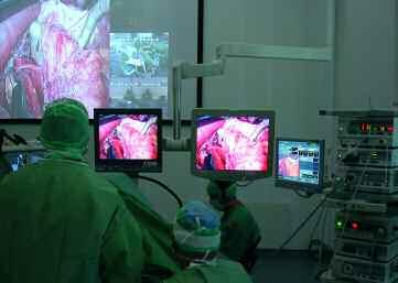 aneurismer. Integrasjon av angiografilaboratorium og operasjonsenhet til åpen kirurgi er viktig.
