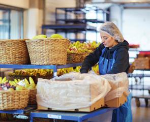 bydelen. Vårt team som pakker frukt består kun av lokal ungdom som jobber kveldstid. Vi har også utviklet et samarbeid med arbeidsmarkedsbedrifter på Østlandet.