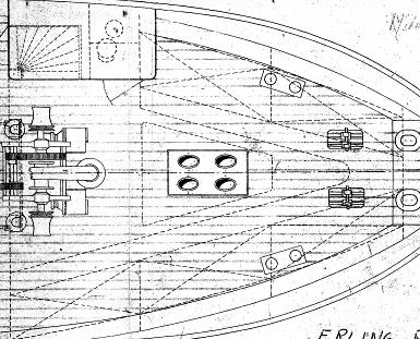 Den nyeste byggetegningen (figur 2) viser en lettbåt hengende i daviter på hver side av casingen. Den eldre byggetegningen viser ikke tilsvarende.