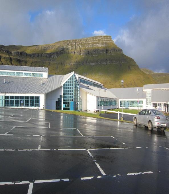 (xx) Atkomumøguleikar Parkeringsviðurskiftir Stórt felags parkeringsøki saman við Handilsskúlanum.