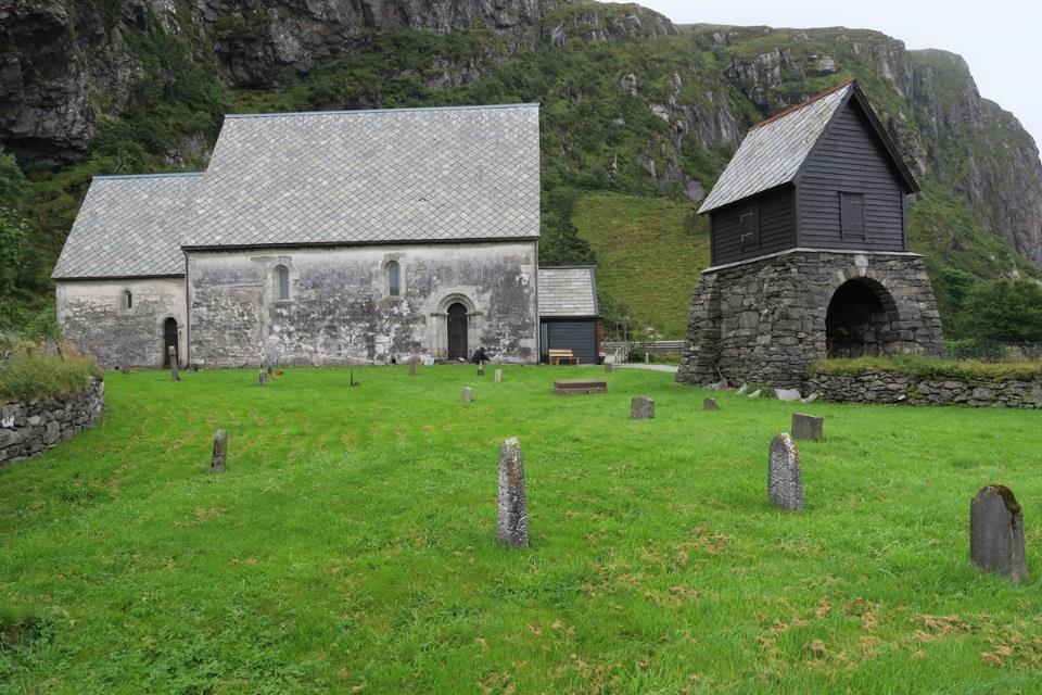 BILDER Kinn kyrkje sett fra nord.