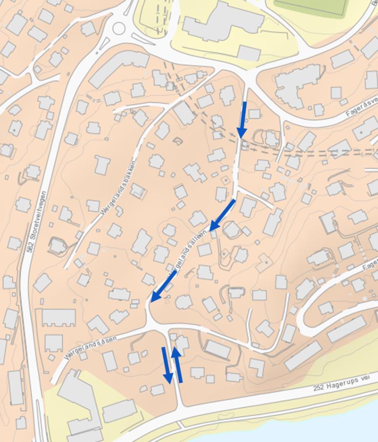 Avkjørslene inn til eiendommer samt krysset Wergelandsalleen / Wergelandsåsen blir brukt som møteplasser. Stigning på vegen er maks 1:10 i dag.