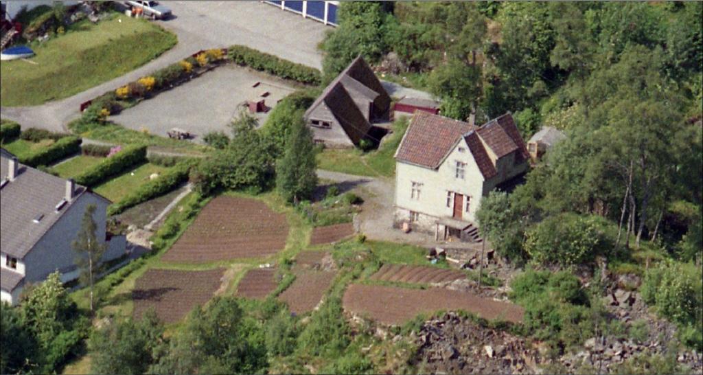 I de detaljerte arealressurskartene (AR5) fra Norsk institutt for bioøkonomi (NIBIO) er nordlig og østlig del av planområdet vist som løvskog med svært høy bonitet.