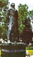 ODDERNES KIRKE Minnesmerket er reist av Oddernes kommune i 1949. Laget av billedhuggeren Ingemund Berulvson.