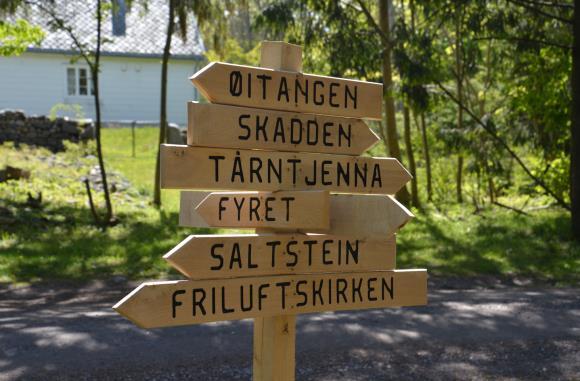 nordspissen på Øytangen til Tangvegen ved Hovedgården ligger de fleste stiene i nasjonalparken. Også stiene i det sentrale Tårntjenna-området og stien langs Skagerrakstrand ligger i nasjonalparken.