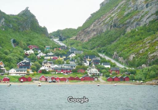 KONSEKVENSUTREDNING 27 Figur 13 Kvalvika sett fra sjøen i sør (foto: Google) For mer uttømmende beskrivelse vises det til landskapsbeskrivelsen